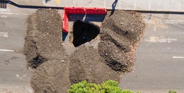 Entre las rutas alternas se encuentran la calzada oriental de la misma Avenida Paralela y la Autopista Norte