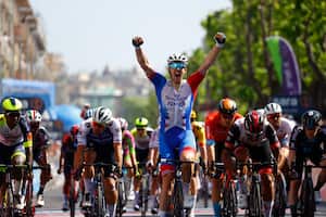 Arnaud Demare celebra su victoria en Messina por la etapa 5 del Giro de Italia