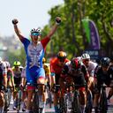 Arnaud Demare celebra su victoria en Messina por la etapa 5 del Giro de Italia