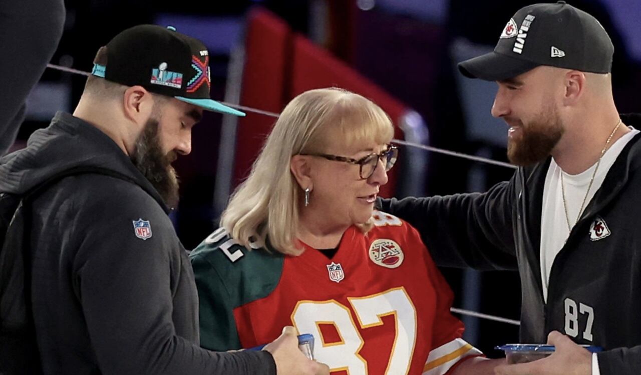 Los hermanos Kelce junto a su madre Donna Kelce justo antes del partido del Super Bowl