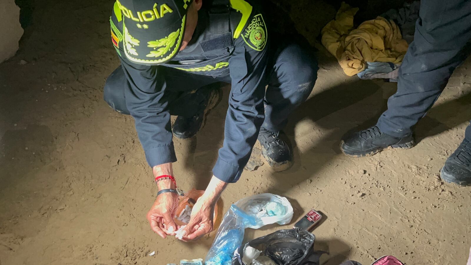 Sustancias psicoactivas y armas blancas fueron incautadas en el procedimiento.