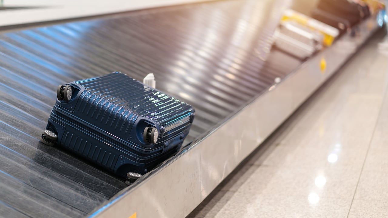 Los accesorios en las maletas estarían retrasando la salida del equipaje