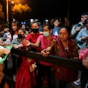Personas reciben una bolsa de dulces durante las celebraciones en honor a la Virgen María en León, Nicaragua, el 7 de diciembre de 2022. Con cantos de alabanza, fuegos artificiales, bailes y mucha alegría, miles de católicos celebraron la "gritería" a la Virgen María, en medio de la crisis entre la Iglesia y el gobierno de Daniel Ortega en Nicaragua.
Oswaldo RIVAS / AFP