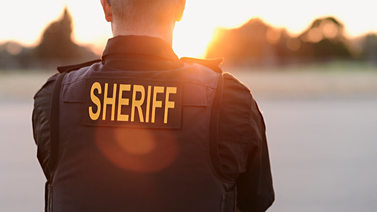 El sheriff considera que las personas indocumentadas sin delitos pueden permanecer en el país.