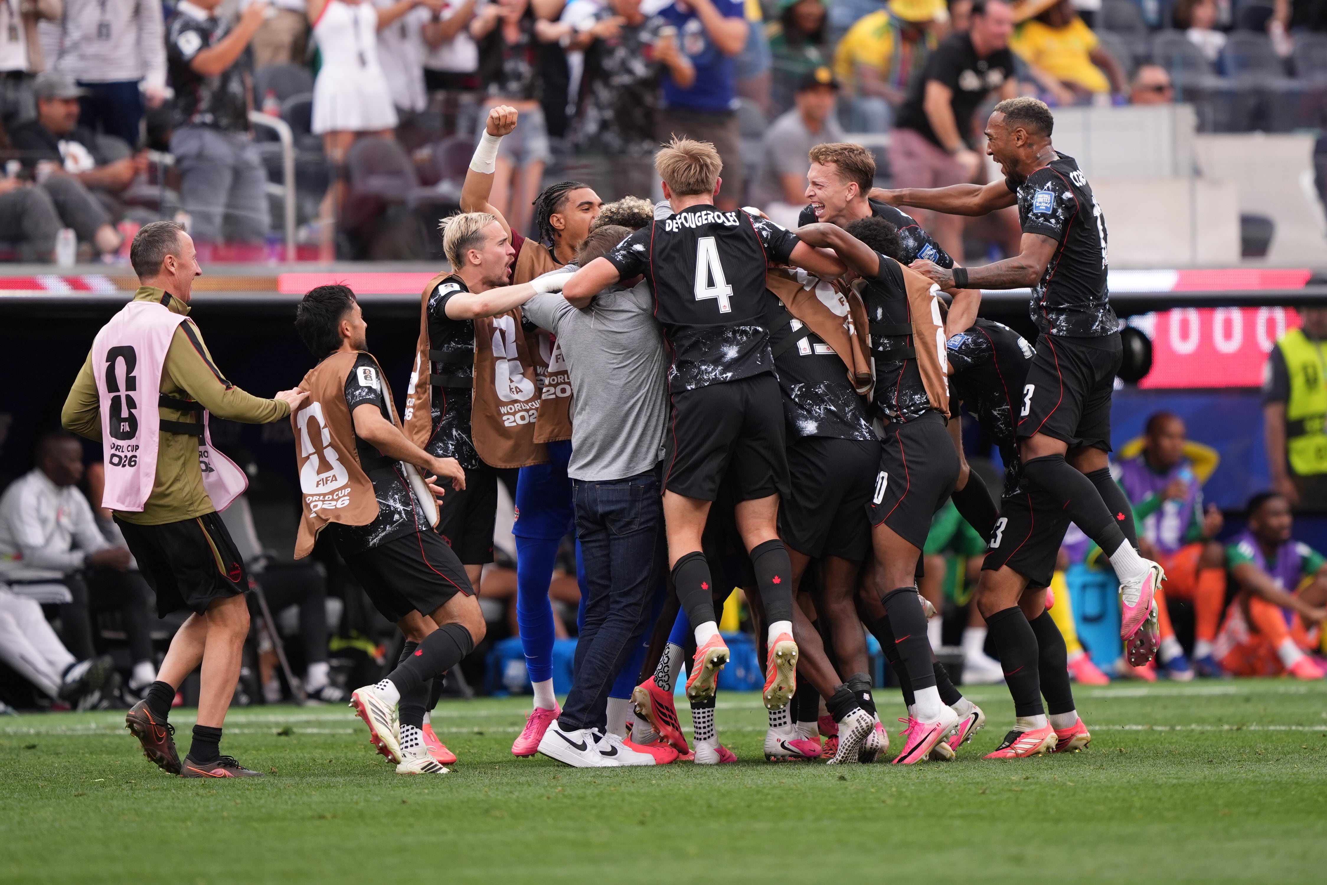 Canadá hace historia al superar a Sudáfrica y clasificarse por primera vez a los octavos de final de un Mundial.