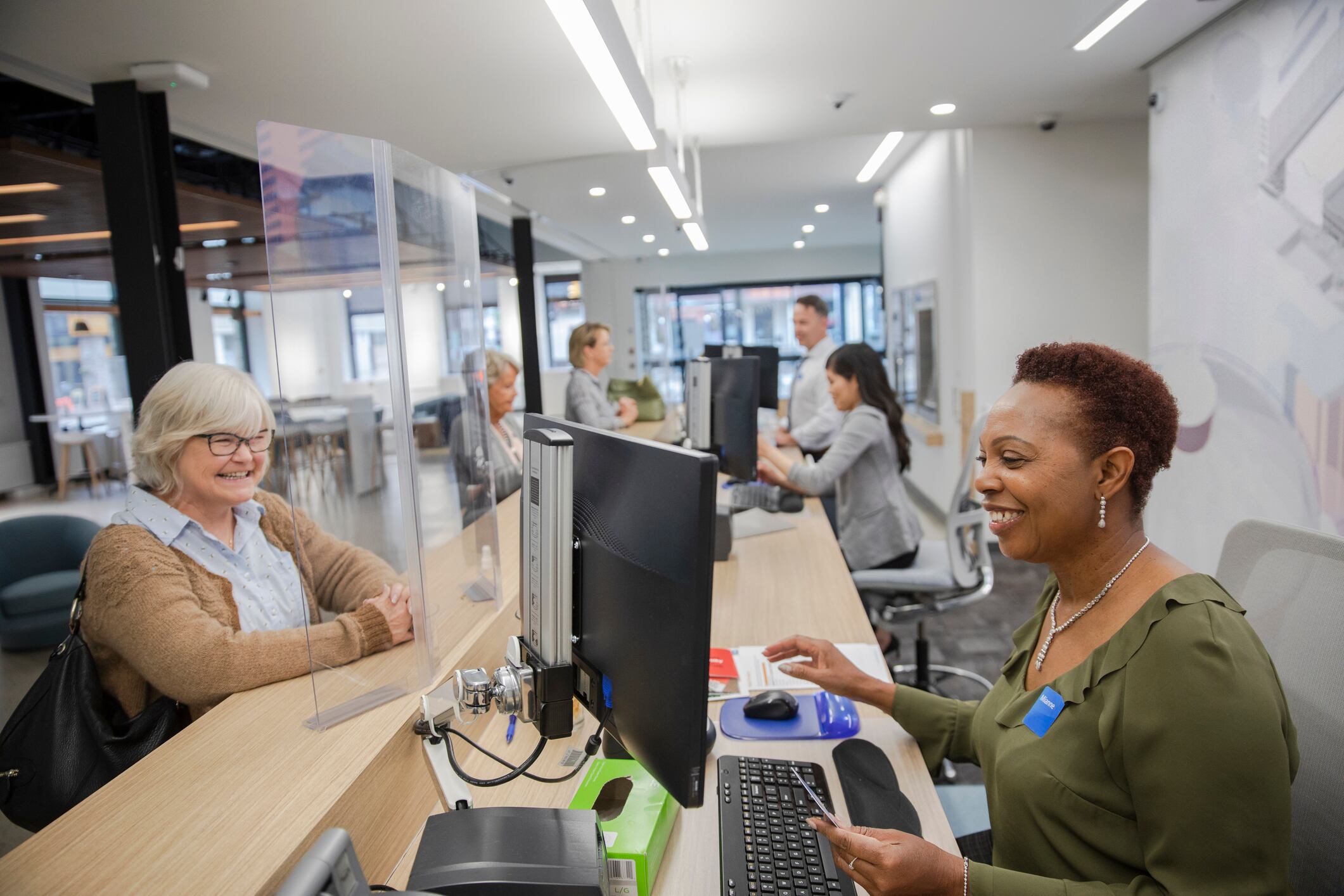 Persona en banco - bancos - vida crediticia - sucursales