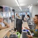 Persona en banco - bancos - vida crediticia - sucursales