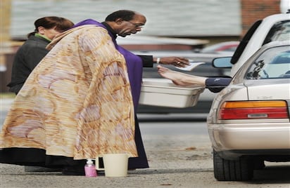 (Ontario, Canadá) El reverendo León Burke de la Iglesia de la Resurrección, ofrece el servicio de lavar los pies  para celebrar las vacaciones de Pascua. (AP Photo/Hamilton Espectador vía la Prensa canadiense, Scott Gardner)
