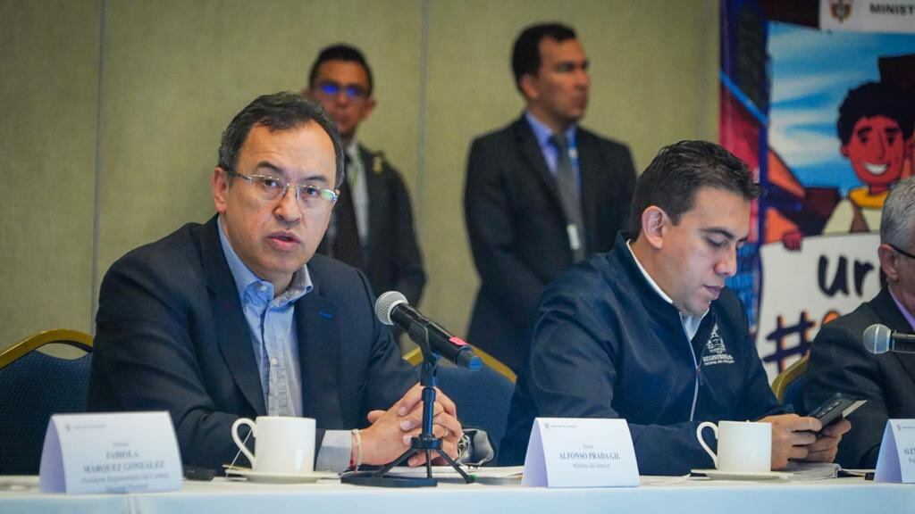 El ministro del Interior, Alfonso Prada, junto con el registrador Alexander Vega.