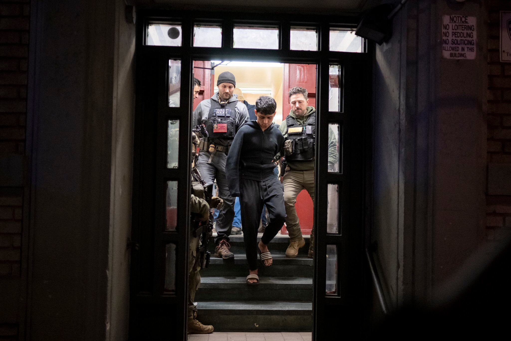 Agentes del Servicio de Inmigración y Control de Aduanas (ICE) allanaron el jueves sin aviso previo un negocio de mariscos en Newark, en el estado de Nueva Jersey, donde detuvieron a "residentes indocumentados, así como a ciudadanos (estadounidenses) sin orden judicial"