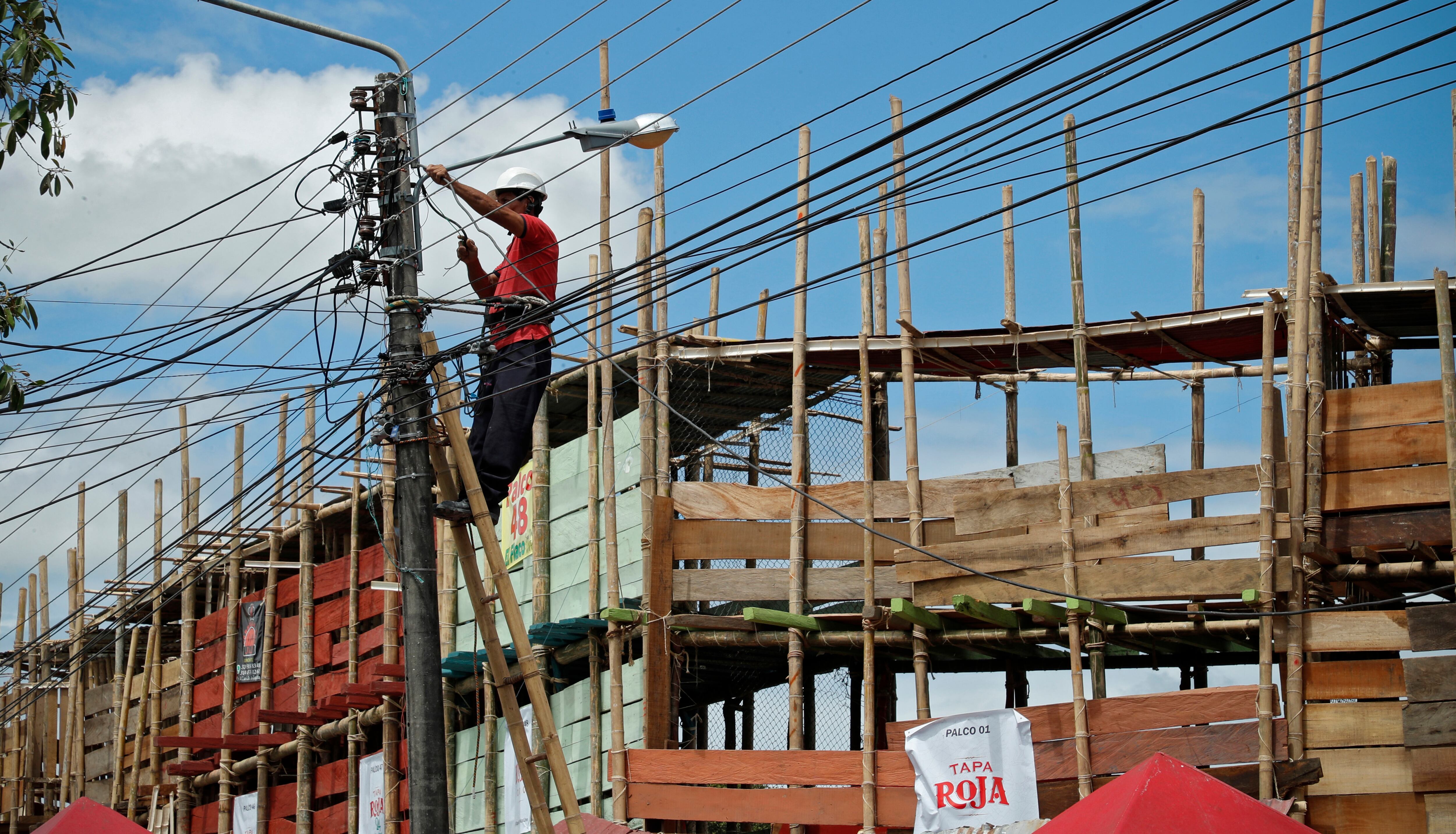 Avanzan las investigaciones en el municipio de El Espinal, Tolima, para esclarecer las causas del desplome de ocho palcos en la plaza de toros Gilberto Charry en las corralejas de las fiestas de San Pedro
Junio 29 del 2022
Foto Guillermo Torres Reina / Semana