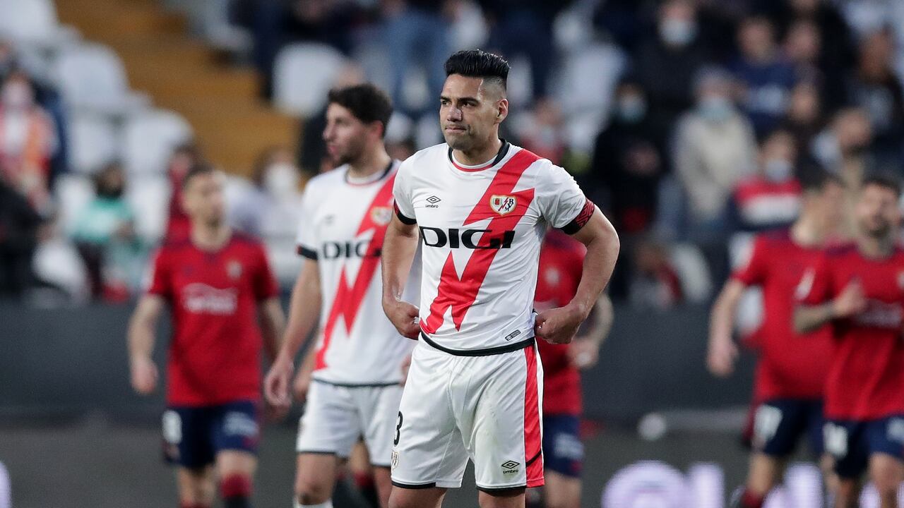 Falcao García se lamenta en el campo de juego en el partido contra el Osasuna