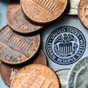 La desaceleración de la economía en Estados Unidos y el crecimiento de la inflación están reviviendo el fantasma de la recesión. (Photo illustration by Jakub Porzycki/NurPhoto via Getty Images)