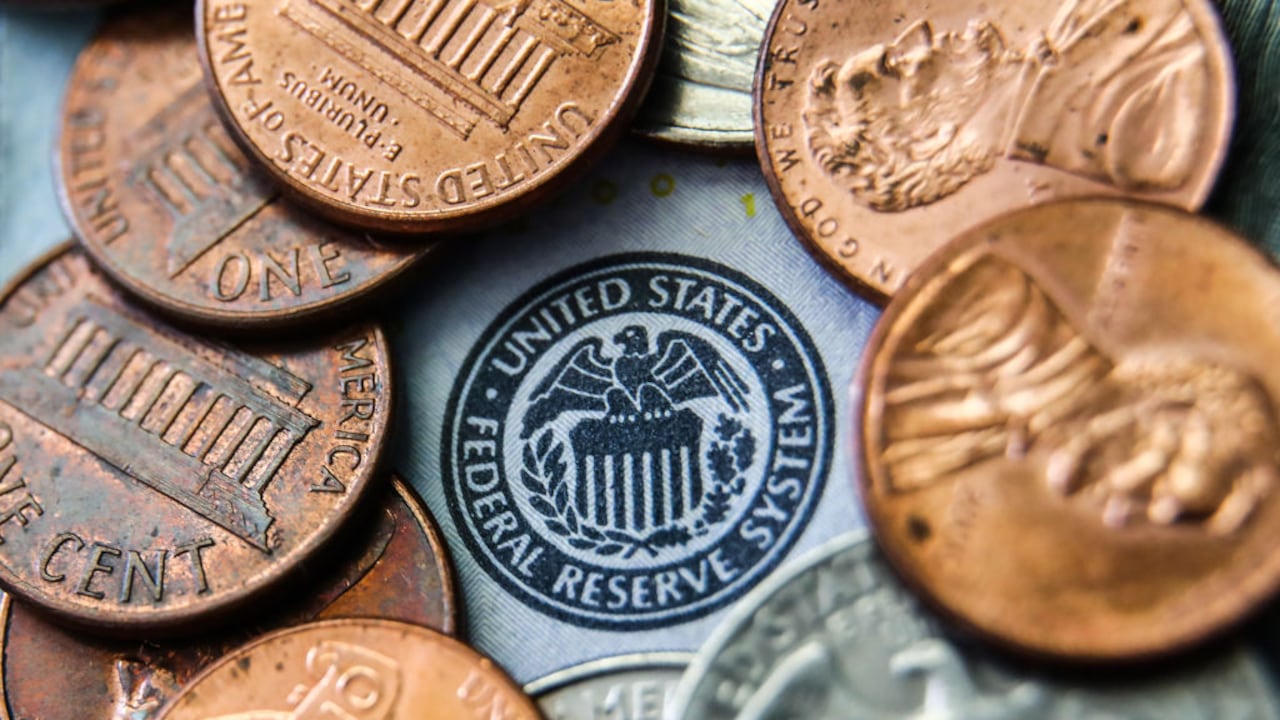 La desaceleración de la economía en Estados Unidos y el crecimiento de la inflación están reviviendo el fantasma de la recesión. (Photo illustration by Jakub Porzycki/NurPhoto via Getty Images)