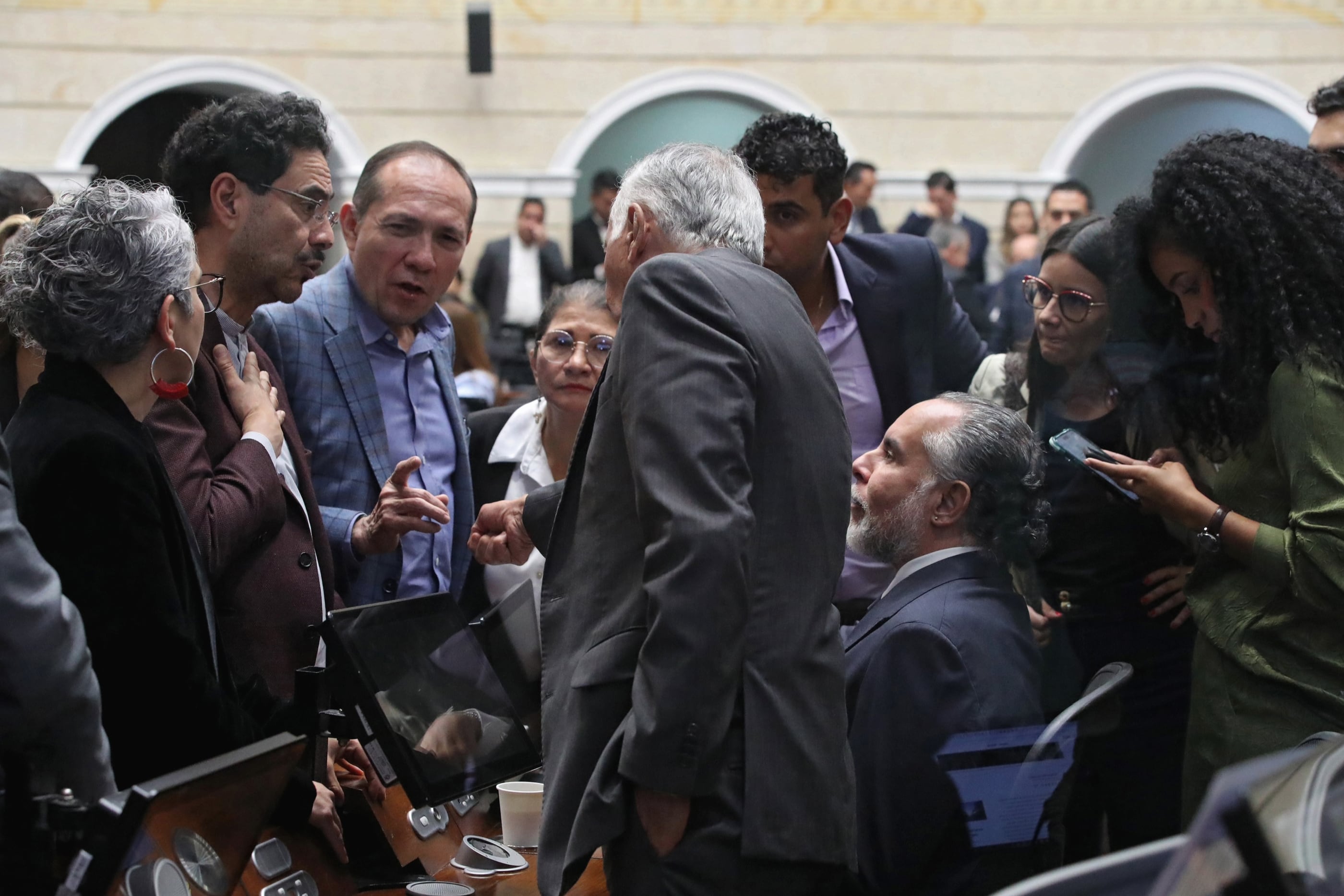 Juliana Guerrero en el Congreso de la República, en Bogotá, el 11 de marzo de 2025. Junto a ella, el ministro del Interior, Armando Benedetti, y varios parlamentarios