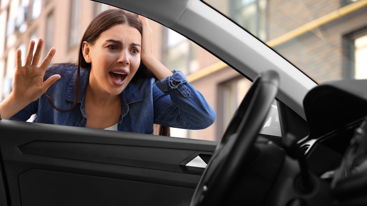 Dejar las llaves dentro del carro es un problema que más de uno ha experimentado.
