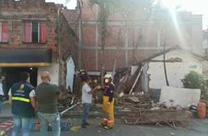 El cuerpo de bomberos llegó a auxiliara a un hombre que se encontraba al interior de su vivienda en el momento de la explosión.