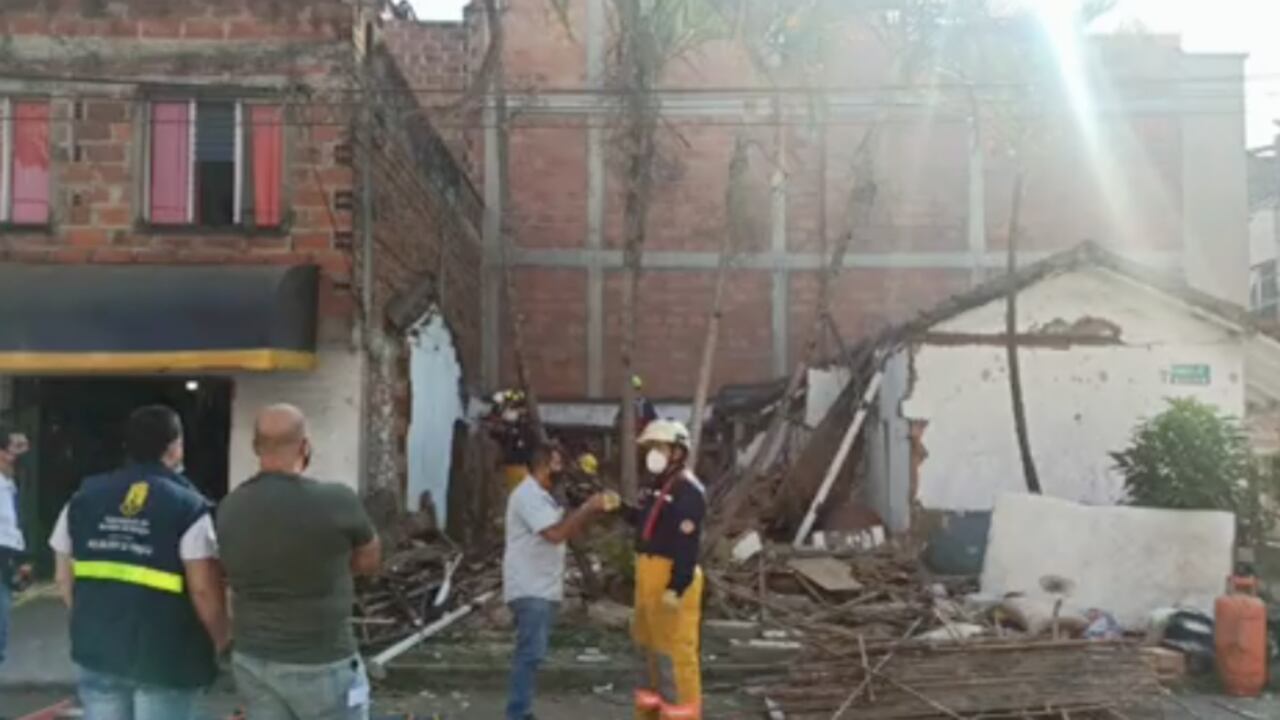 El cuerpo de bomberos llegó a auxiliara a un hombre que se encontraba al interior de su vivienda en el momento de la explosión.
