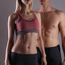 Al acercarse el final del año, la meta de lograr un abdomen plano se vuelve alcanzable con un ejercicio en el piso que se centra en los músculos abdominales, proporcionando resultados notables con dedicación.