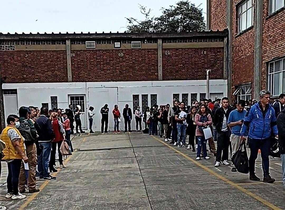Contribuyentes haciendo fila al interior del centro de convenciones G12