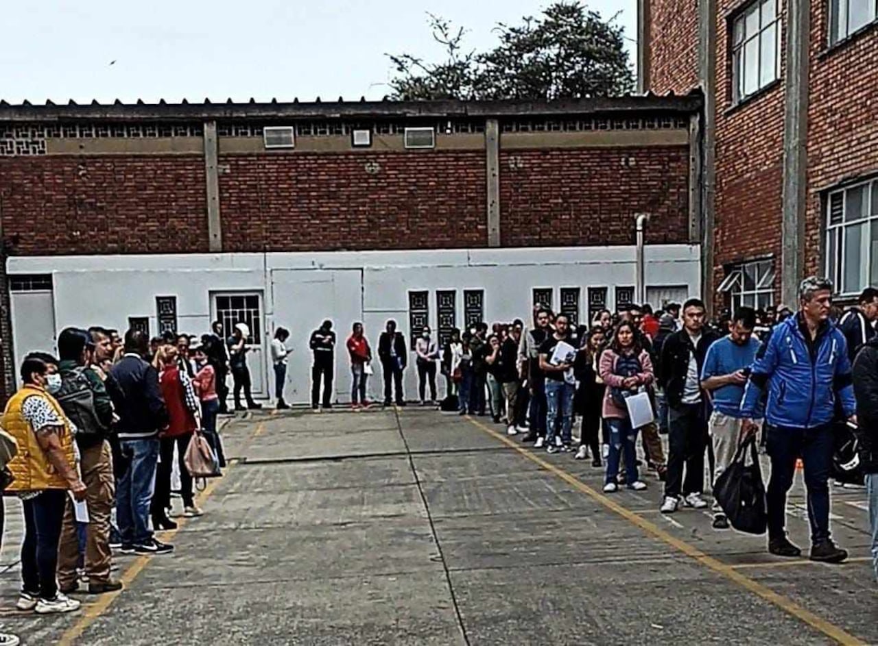 Contribuyentes haciendo fila al interior del centro de convenciones G12