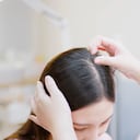 Revisión de granos en el cuero cabelludo. Imagen de referencia.