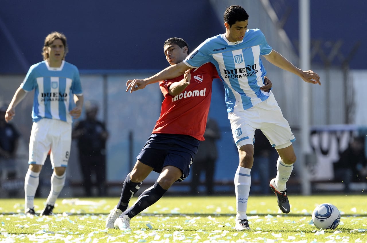 Giovanni Moreno disputando un clásico entre Racing e Independiente.