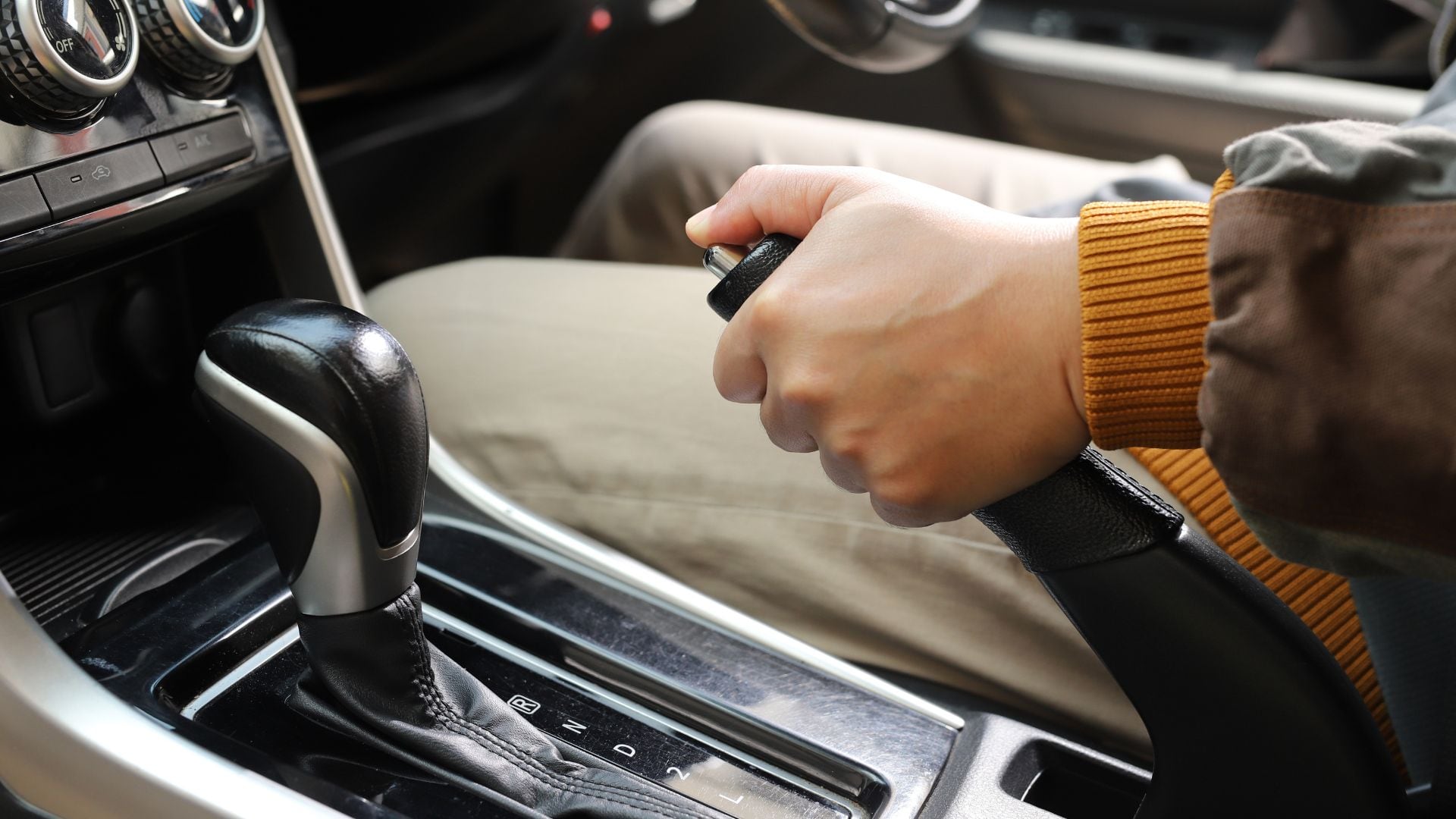 Esta técnica aprovecha la resistencia que genera el motor para disminuir la velocidad.