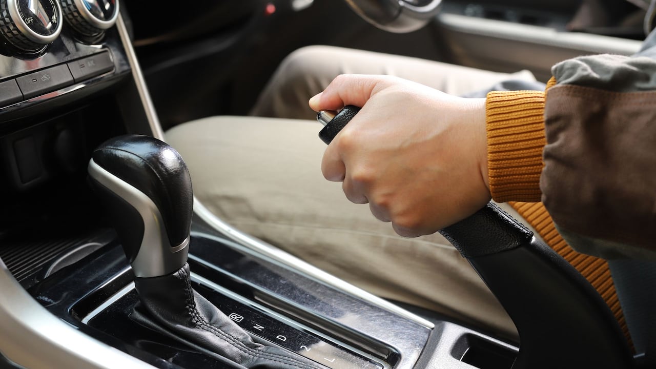 Esta técnica aprovecha la resistencia que genera el motor para disminuir la velocidad.