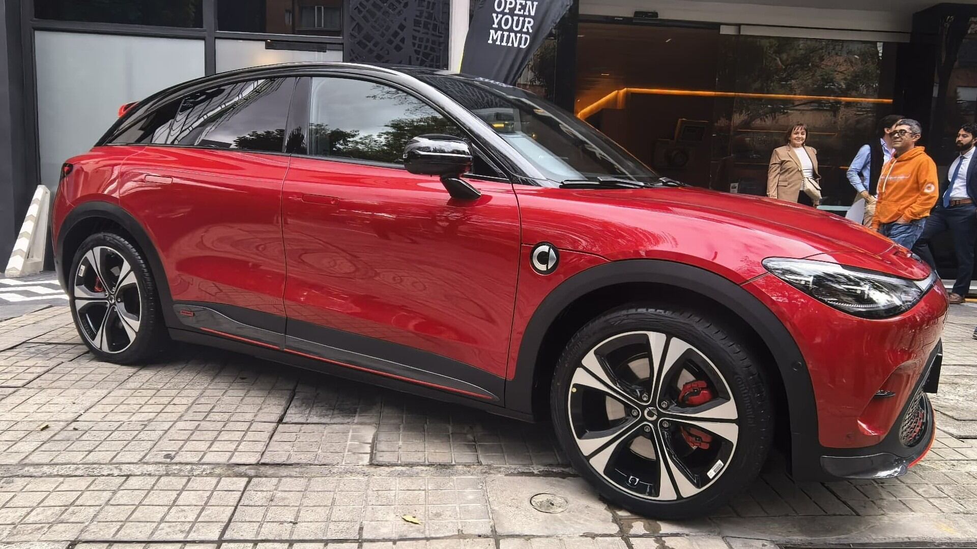 Smart llegó al país y presentó dos modelos 100 % con los que competirá en el país.