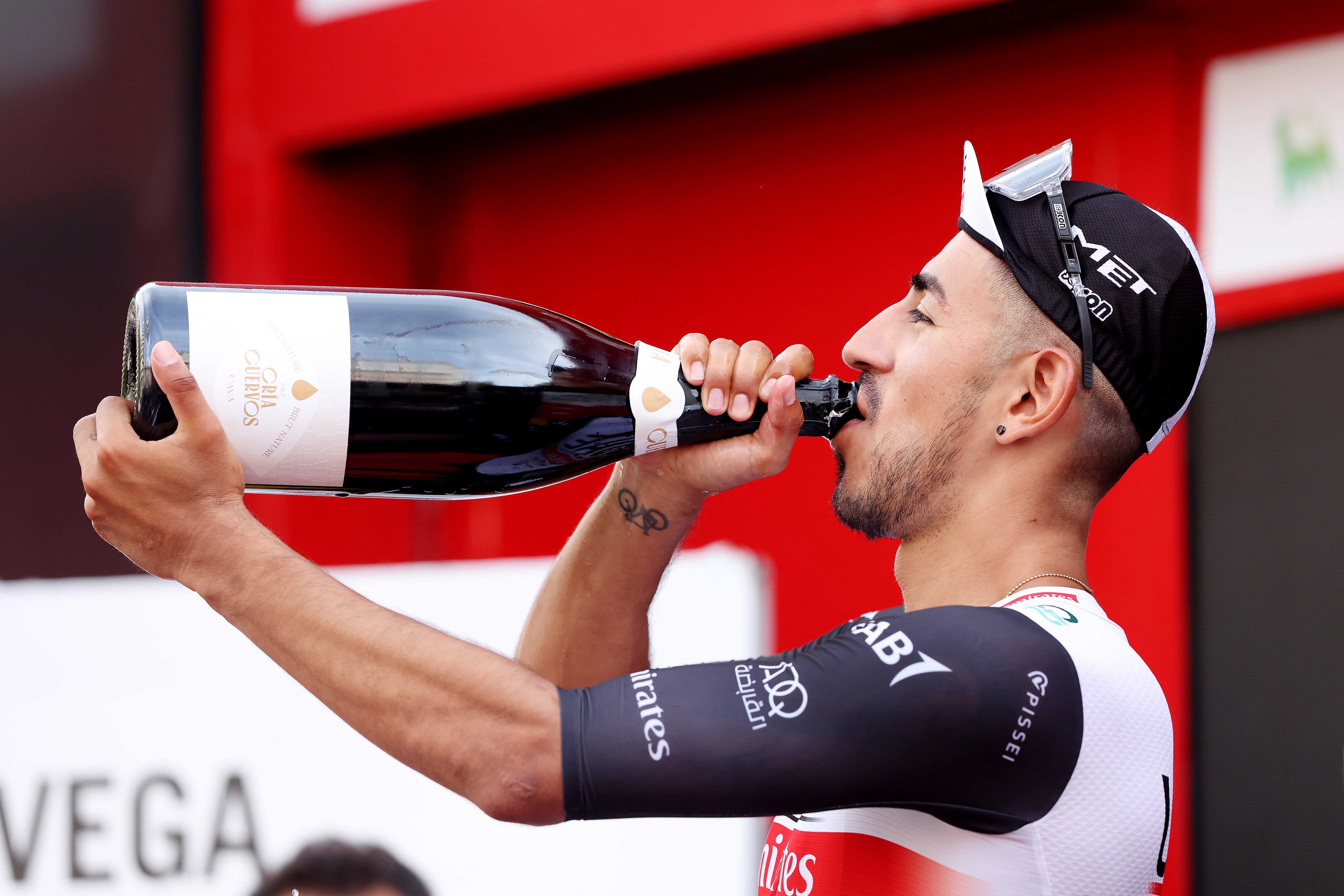 ZARAGOZA, ESPAÑA - 7 DE SEPTIEMBRE: Juan Sebastián Molano Benavides de Colombia y UAE Team Emirates celebra en el podio como ganador de etapa durante la 78ª Vuelta a España 2023, Etapa 12 a 150,6 km de Ólvega a Zaragoza / #UCIWT / el 7 de septiembre de 2023 en Zaragoza, España. (Foto de Alexander Hassenstein/Getty Images)