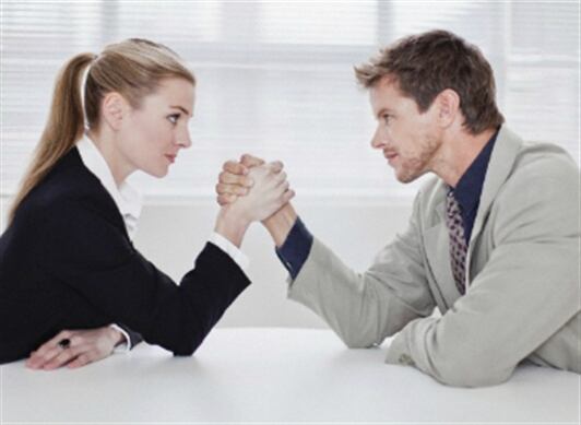 No hay ninguna demostración fundamentada que concluya que la mayor presencia de un determinado género en una compañía sea la causa de los conflictos dentro de una organización. 