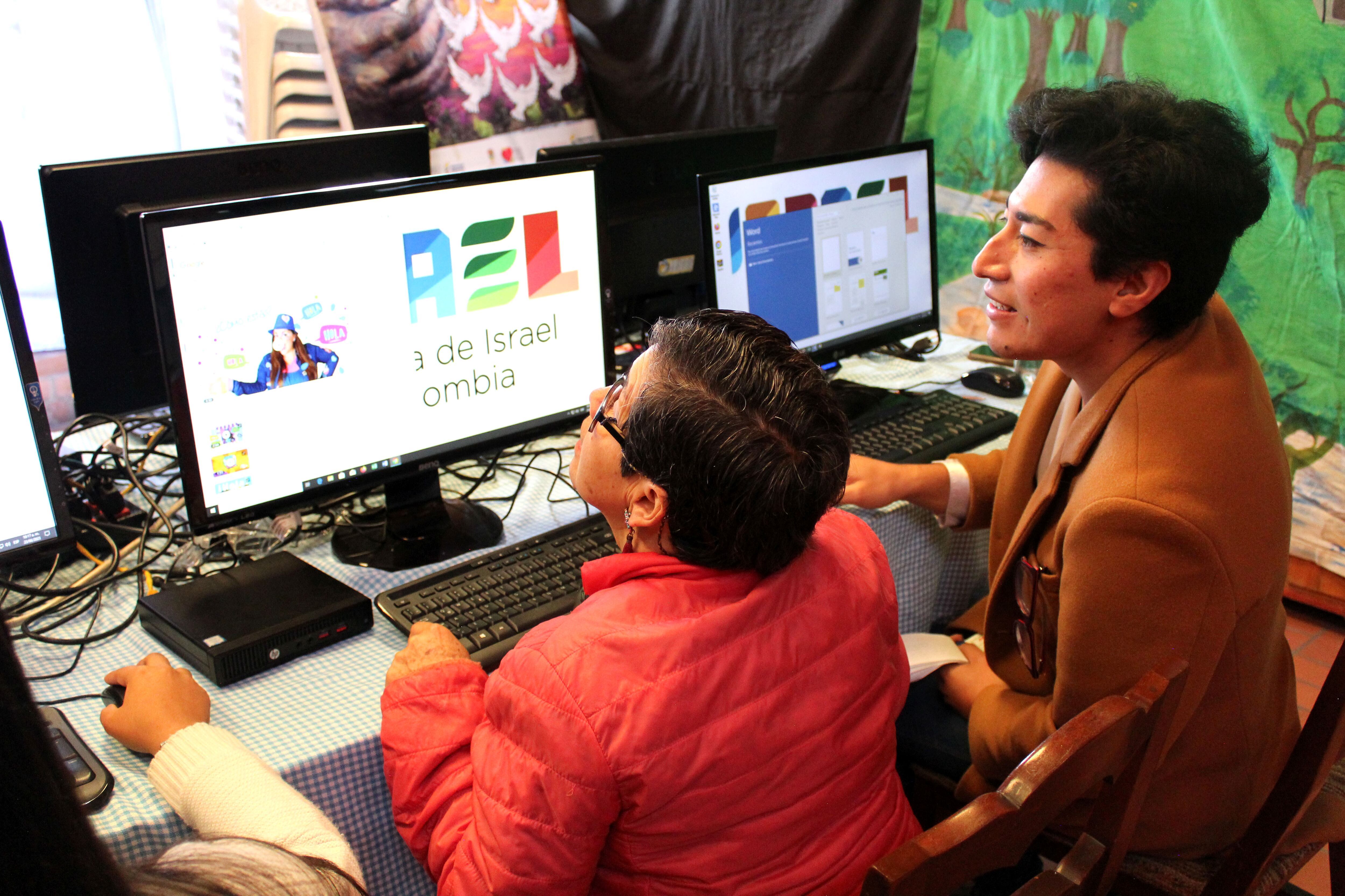 Embajada de Israel entrega sala de cómputo.