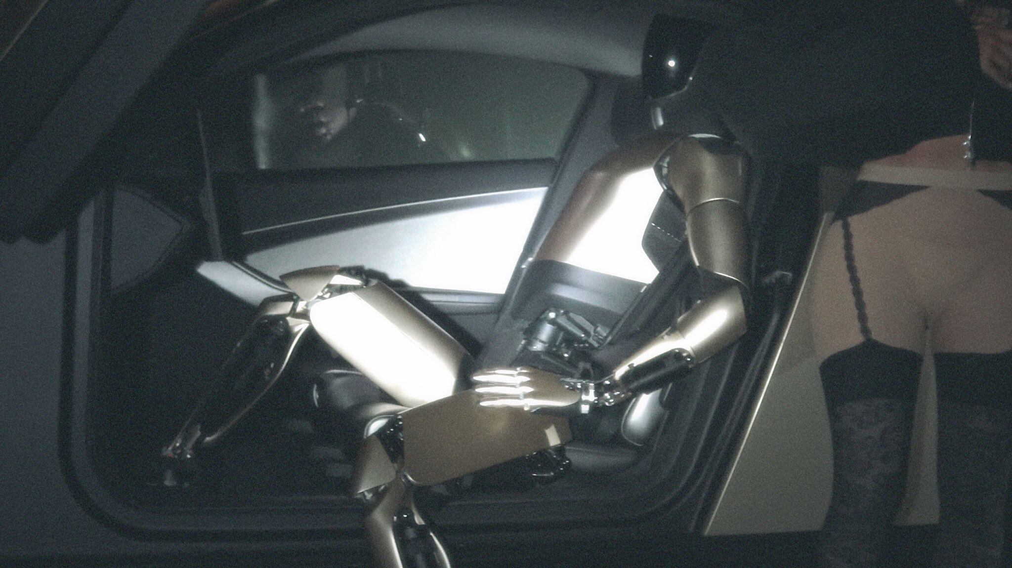 En un video, Kim Kardashian presentó a Optimus dentro del Robotaxi, mostrando cómo el androide de Tesla se prepara para un paseo en el vehículo autónomo.