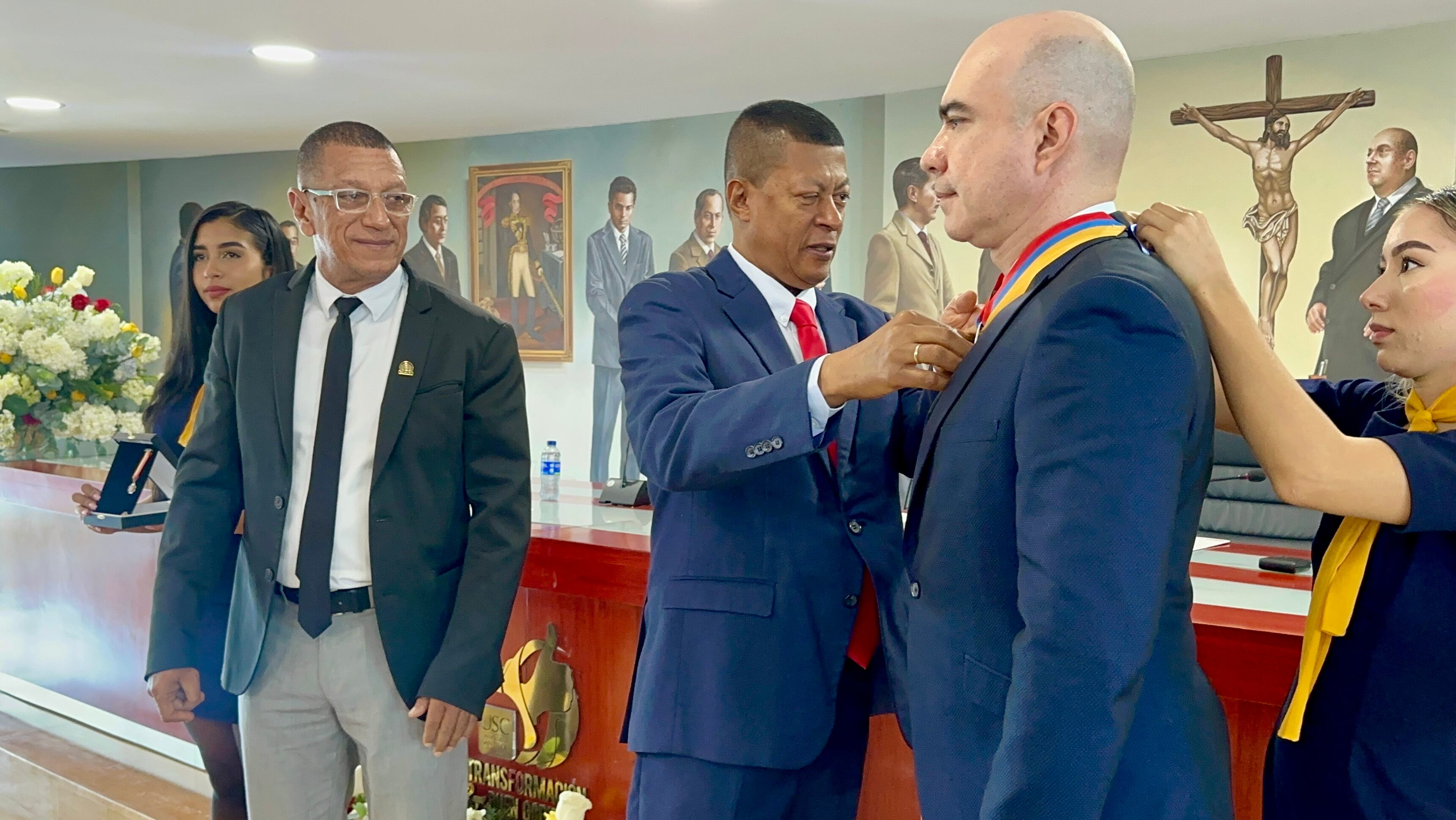 Condecoración a la Universidad Santiago de Cali