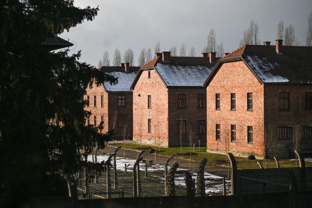 OSWIECIM, POLONIA - 26 DE ENERO: Una vista del antiguo campo de exterminio de concentración nazi alemán Auschwitz I desde uno de los dormitorios de la Casa 88, la antigua residencia del comandante de Auschwitz, Rudolf Hoss, el 26 de enero de 2025 en Oswiecim, Polonia. La casa del comandante de Auschwitz durante la Segunda Guerra Mundial, Rudolf Hoss, se abre por primera vez a los visitantes. La casa fue el tema de la película "La zona de interés". (Foto de Omar Marqués/Getty Images)