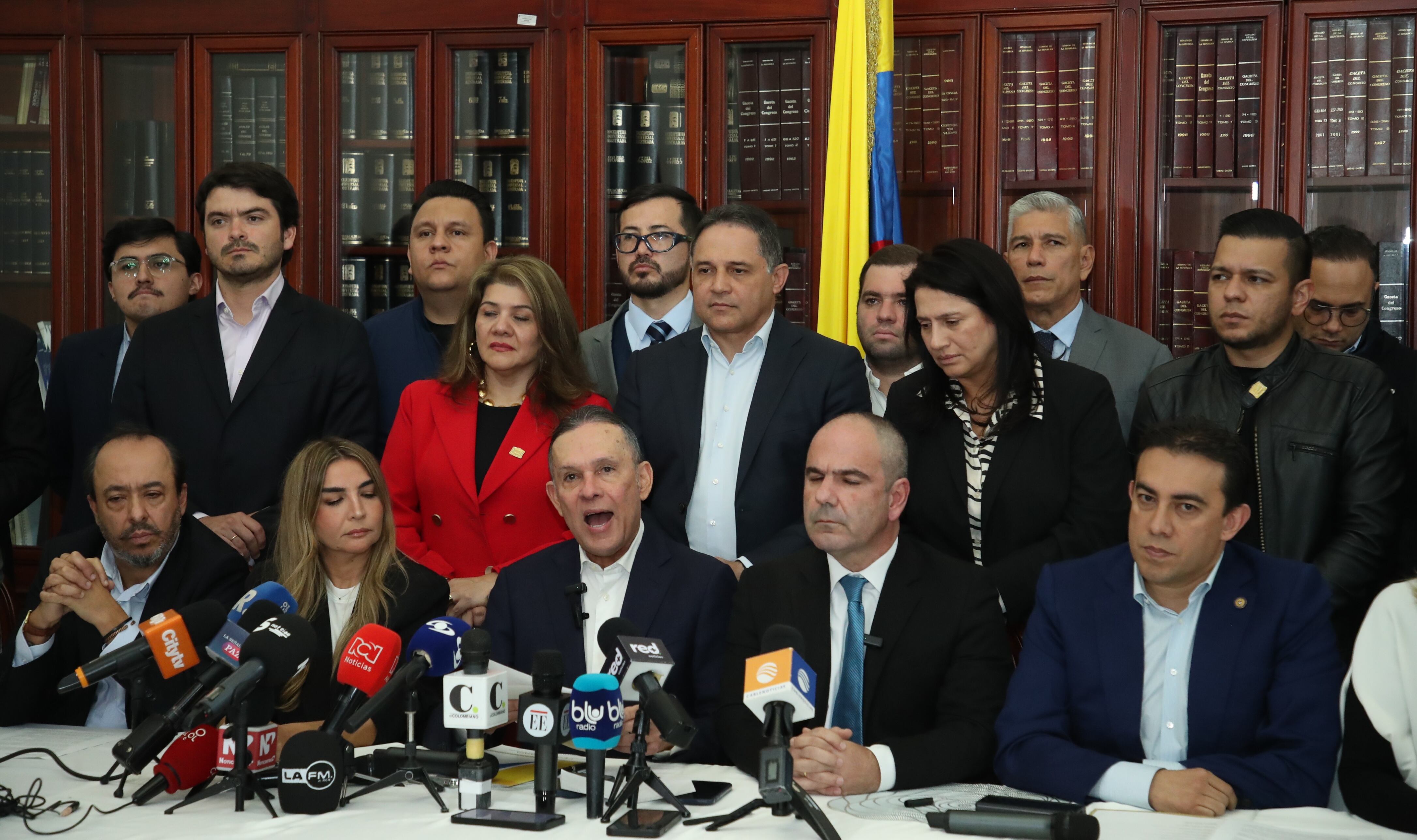 Presidente del Senado Efrain Cepeda y representantes  de  9 partidos
