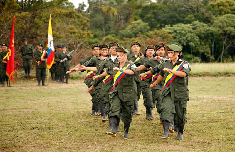 Un desfile militar solo de mujeres que evoca a los guardias rojos de la China de Mao.