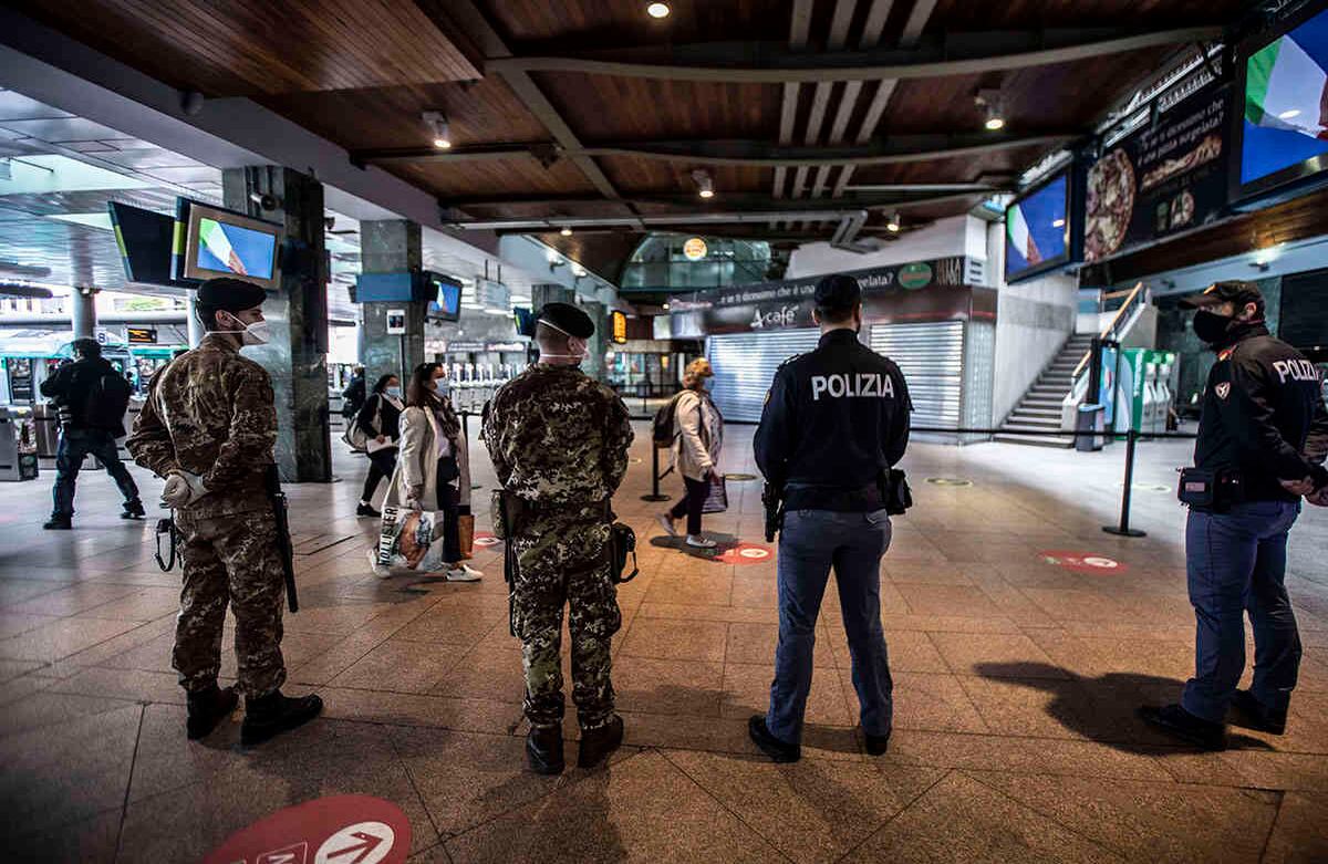 Policías y soldados controlan los flujos de personas en la estación de ferrocarril de Cadorna a medida que llegan, en Milán, Italia, el lunes 4 de mayo de 2020. (Foto AP / Luca Bruno)