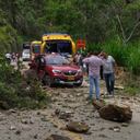 Varios carros quedaron atrapados entre rocas