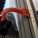 Los delincuentes buscan información en internet para poder entrar a robar a las casas.