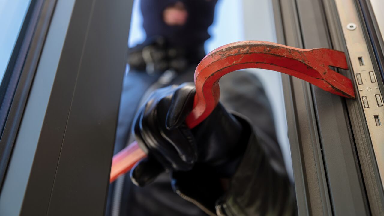 Los delincuentes buscan información en internet para poder entrar a robar a las casas.