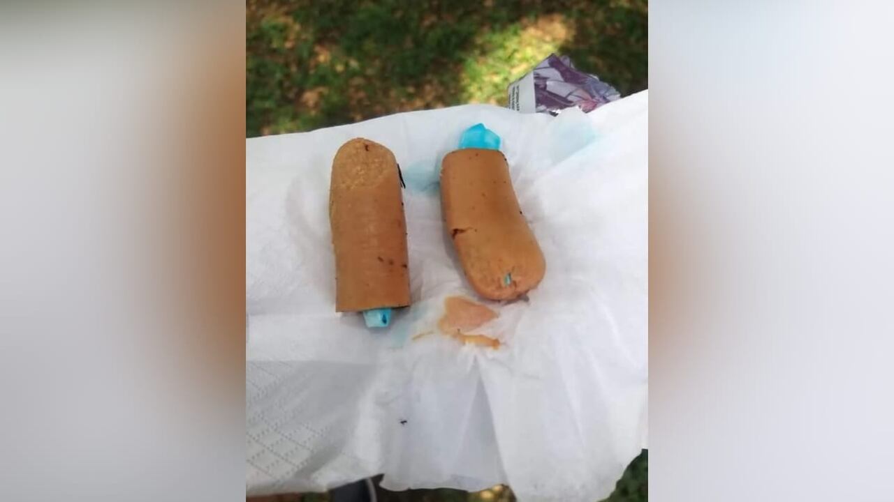 Encontraron en una bolsa negra con blanco, con salchichas cortadas a la mitad y rellenas con un elemento azul.