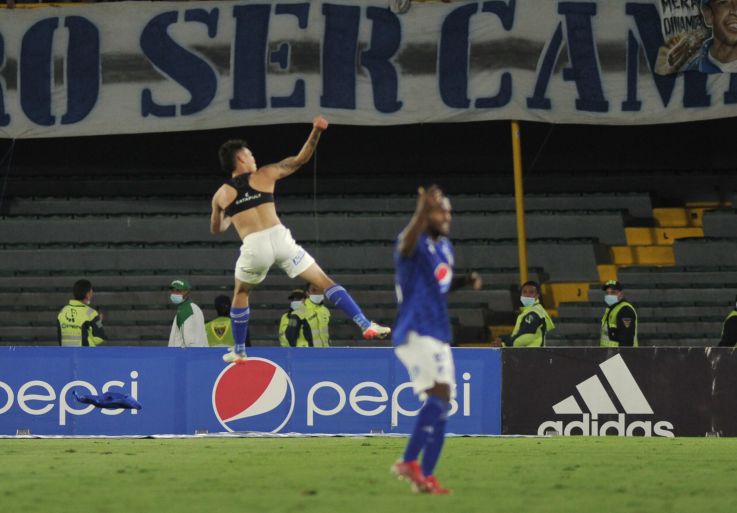 BOGOTA - COLOMBIA, 16-12-2021: Millonarios F. C. y America de Cali durante partido de la fecha 6 de los cuadrangulares semifinales por la Liga BetPlay DIMAYOR II 2021 jugado en el estadio Nemesio Camacho El Campin de la ciudad de Bogota. / Millonarios F. C. and America de Cali during a match of the 6th date of the semifinals quadrangulars for the BetPlay DIMAYOR II 2021 League played at the Nemesio Camacho El Campin Stadium in Bogota city. / Photos: VizzorImage / Luis Ramirez / Staff.