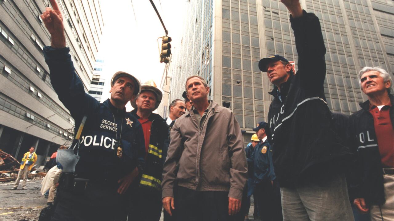 El subdirector adjunto del Servicio Secreto, Frank Larkin (izquierda), escoltando al presidente Bush en la Zona Cero el 14 de septiembre de 2001.