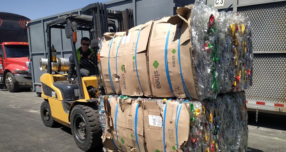 Atica es una empres de reciclaje de residuos industriales, que atiende el mercado de aprovechables, residuos peligrosos y de aceite usado.