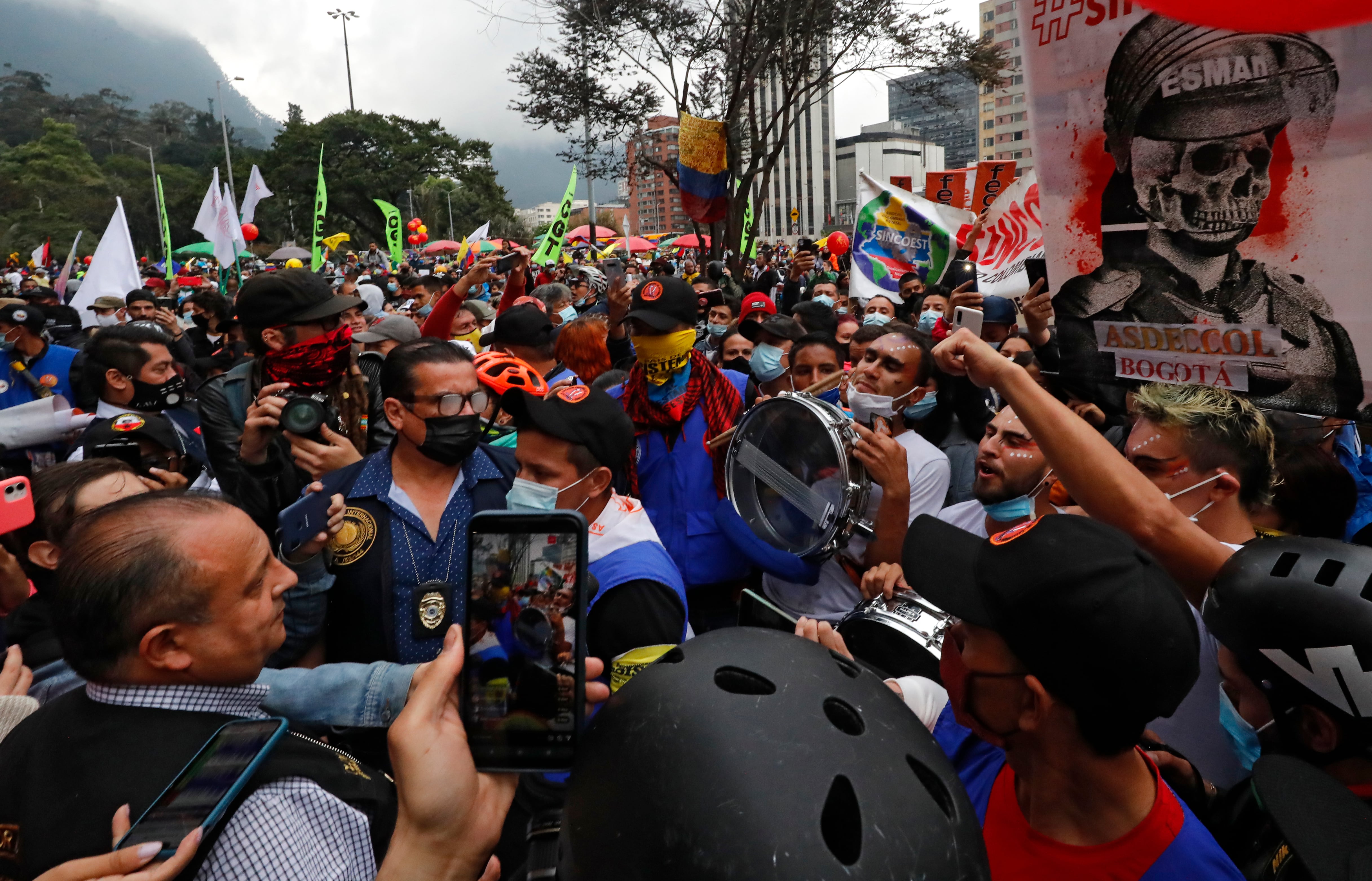 Observador internacional de la ONU Naciones Unidas
en medio del Paro Nacional observando a la Policía Nacional
Bogotá junio 9 del 2021 
Foto Guillermo Torres Reina / Semana