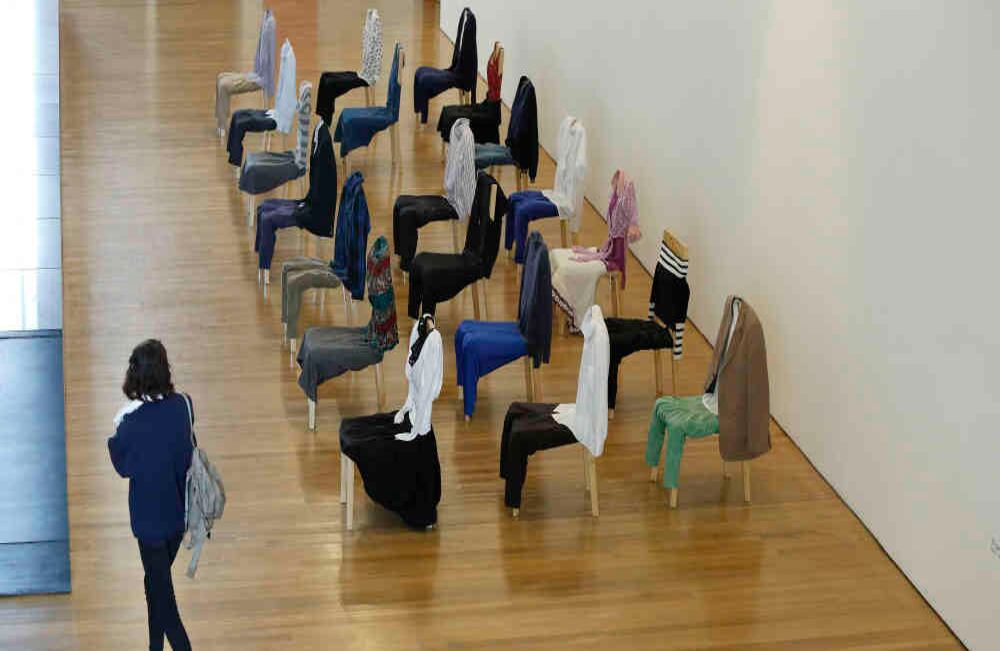 20 gentes, 2017 Ropa y mobiliario Dimensiones variables © Los Carpinteros Foto: Guillermo Torres / Revista Semana