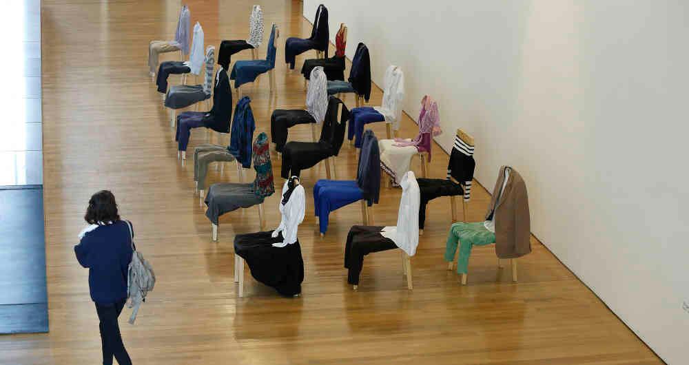 20 gentes, 2017 Ropa y mobiliario Dimensiones variables © Los Carpinteros Foto: Guillermo Torres / Revista Semana