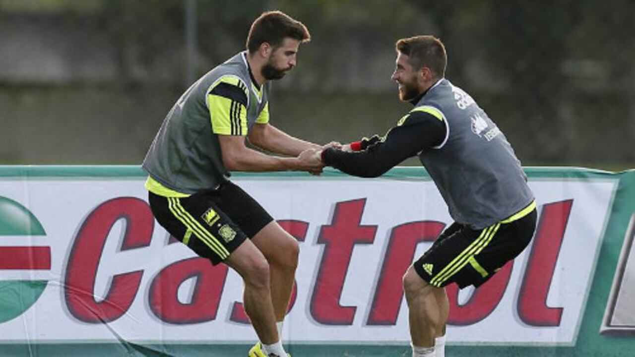 El jugador Pique (i) junto a Sergio Ramos participan en un entrenamiento de la selección española, en Curitiba (Brasil). España enfrentará a la selección de Holanda este 13 de junio de 2014 en un partido de la Copa del Mundo Brasil 2014.